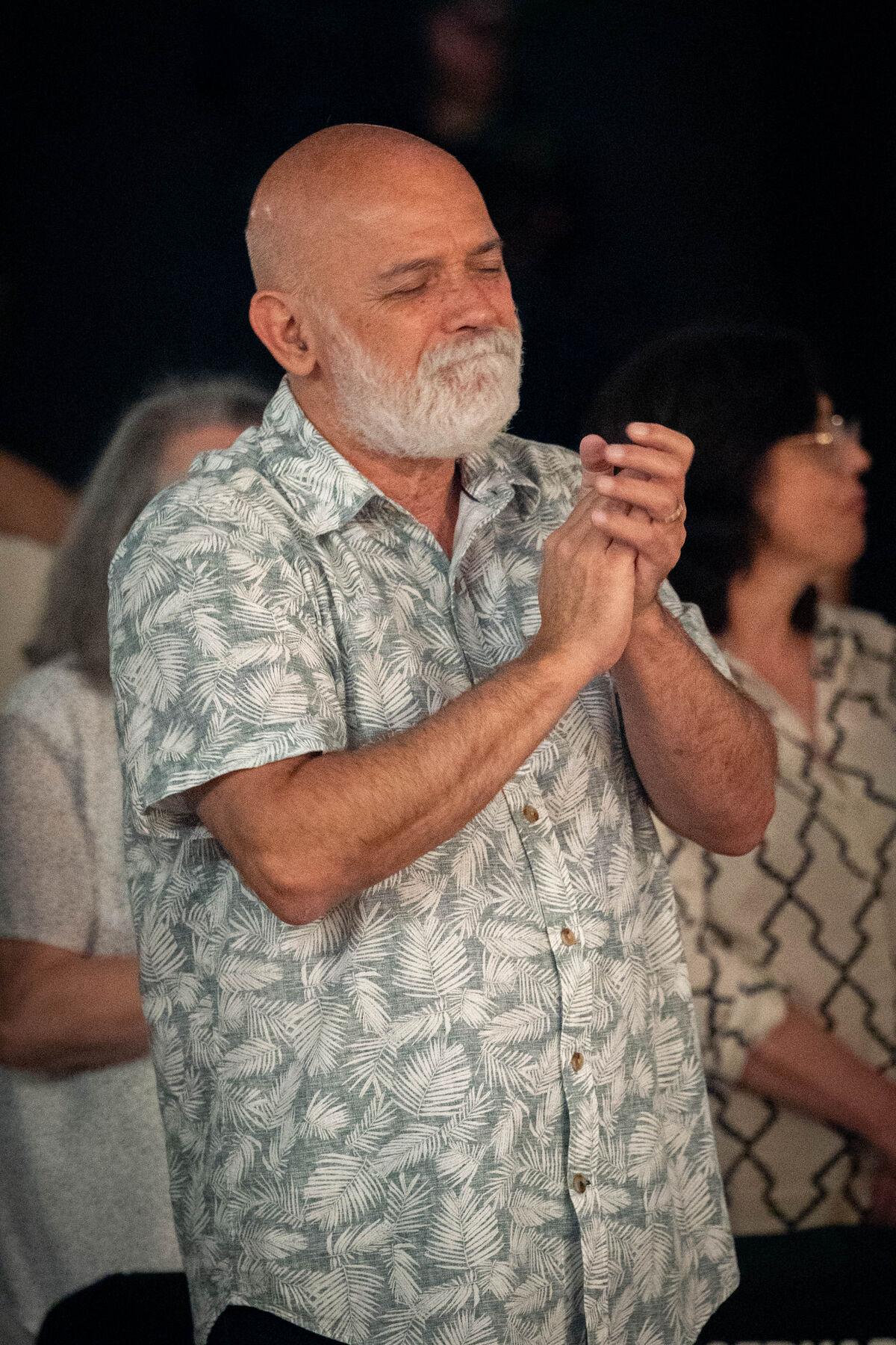 Pr Ton Sampaio sorrindo e batendo palmas